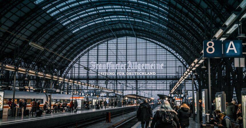 découvrez l'aventure du voyage en train, une expérience de transport unique qui allie confort, paysages magnifiques et rencontres inoubliables. profitez de trajets pittoresques à travers la france et l'europe, tout en savourant le charme des gares historiques. planifiez votre prochaine escapade en train et laissez-vous emporter par la magie du rail.
