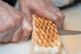 rejoignez notre cours de cuisine turque et plongez dans l'univers des saveurs méditerranéennes. apprenez à préparer des plats traditionnels authentiques avec des ingrédients frais, tout en découvrant les secrets des recettes ancestrales. une expérience culinaire inoubliable pour les passionnés de gastronomie!