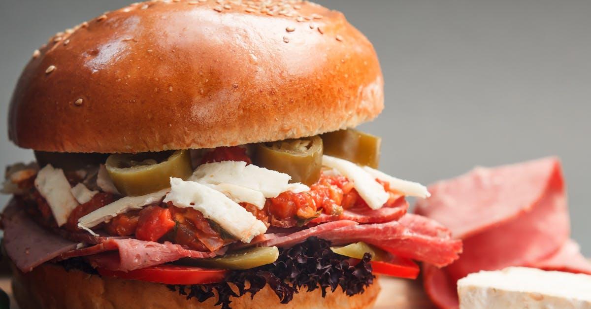 découvrez la richesse de la cuisine turque, un véritable festin de saveurs qui allie épices, herbes fraîches et traditions culinaires ancestrales. explorez des plats emblématiques comme le kebab, le baklava et le meze, tout en plongeant dans l'hospitalité et la convivialité de la culture turque.
