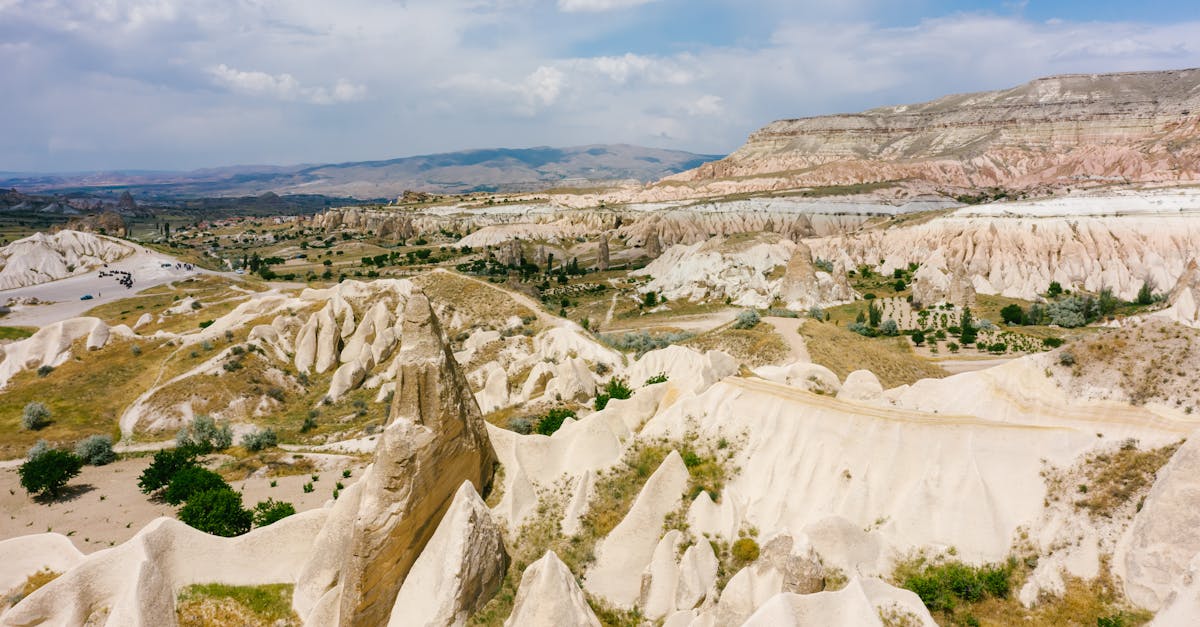 découvrez ürgüp, une charmante ville de la cappadoce en turquie, célèbre pour ses formations rocheuses uniques, ses caves à vin traditionnelles et son riche patrimoine historique. explorez ses paysages enchanteurs, ses maisons en pierre et profitez d'une expérience inoubliable au cœur de la nature.
