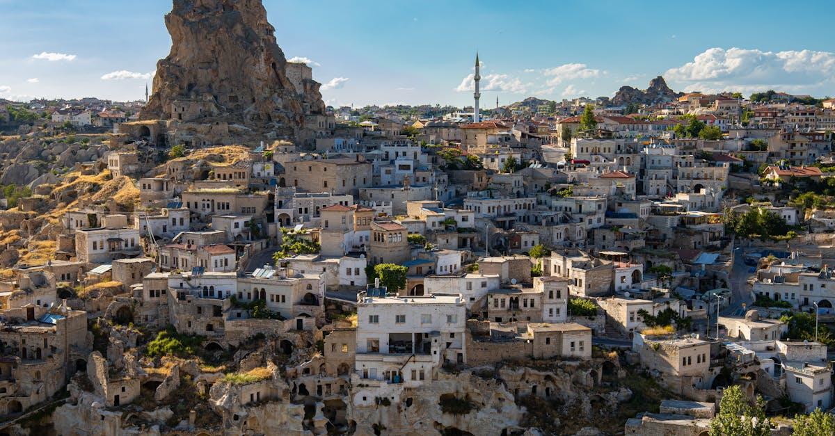 découvrez ürgüp, une charmante ville de cappadoce en turquie, célèbre pour ses paysages uniques, ses formations rocheuses spectaculaires et son riche patrimoine culturel. explorez ses caves anciennes, dégustez des vins locaux et plongez dans l'histoire fascinante de cette destination incontournable.
