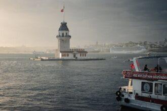 découvrez üsküdar, un quartier historique d'istanbul, célèbre pour ses paysages pittoresques, ses mosquées majestueuses et son ambiance authentique. explorez ses ruelles animées, ses parcs verdoyants et profitez d'une vue imprenable sur le bosphore.