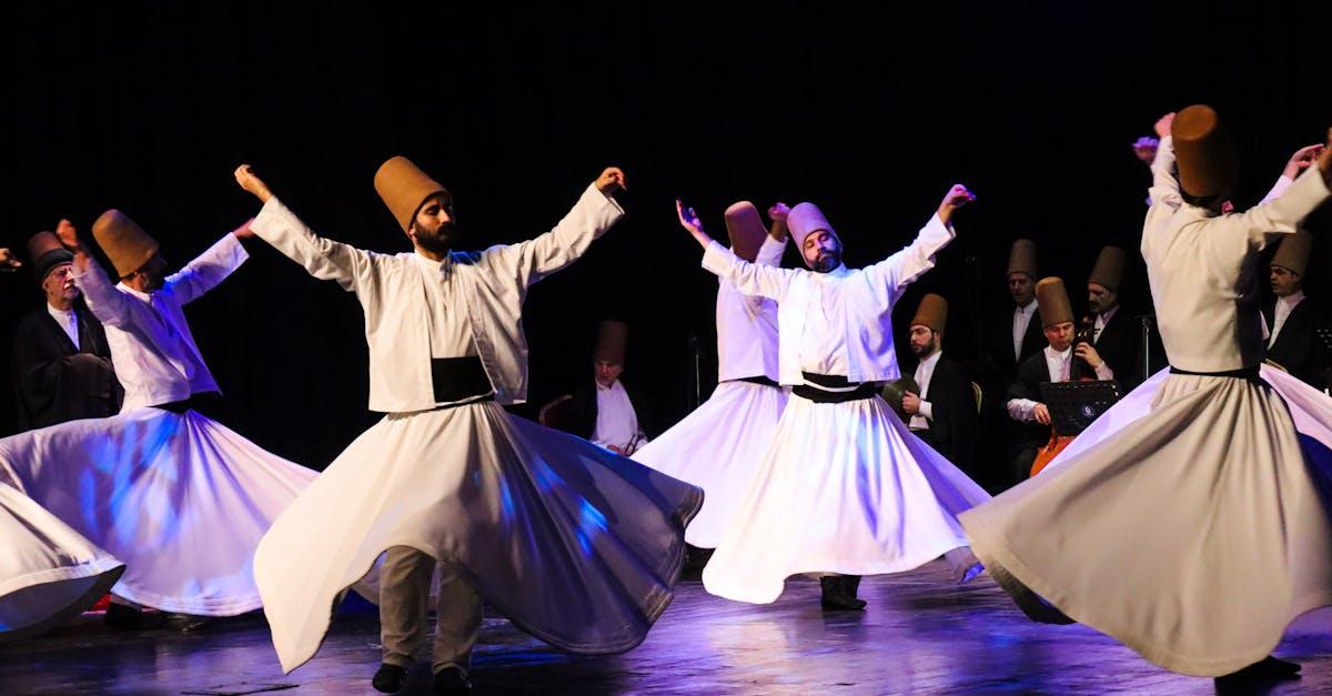 découvrez l'univers envoûtant des derviches tourneurs, une pratique spirituelle unique qui allie danse, musique et méditation. plongez dans la tradition soufie et laissez-vous transporter par la grâce et la beauté de ces mouvements hypnotiques.