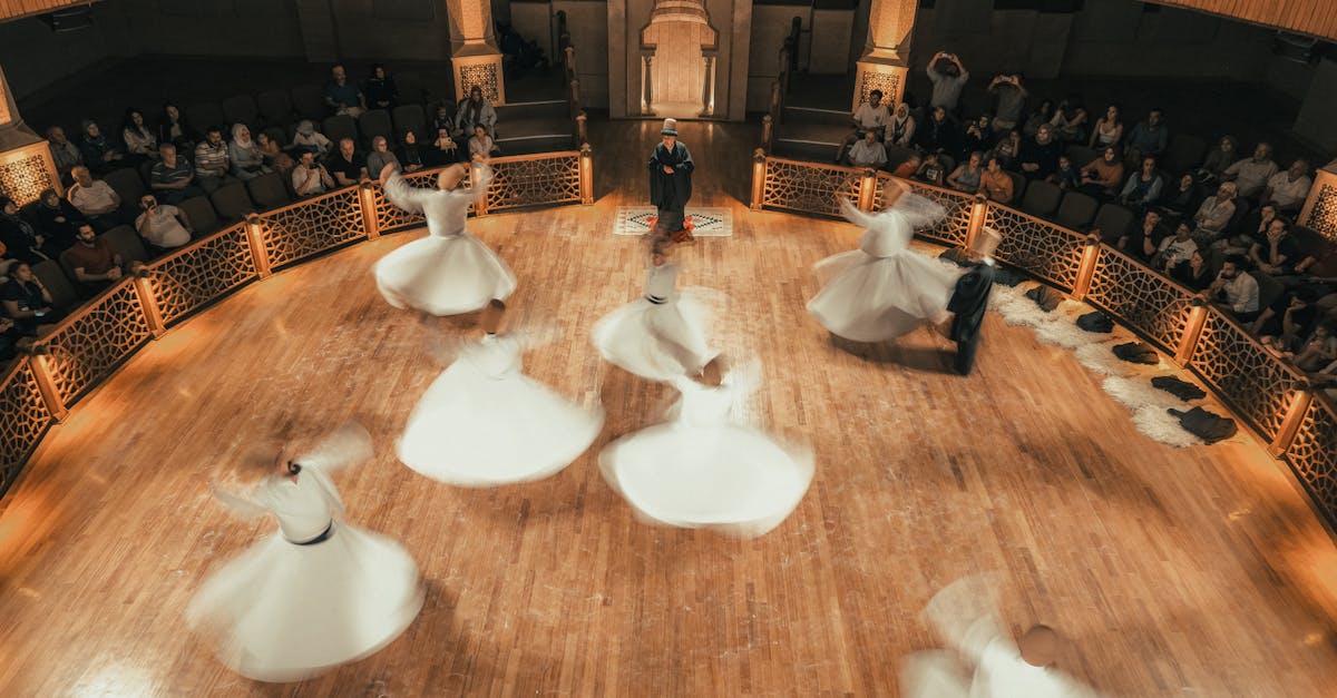 découvrez l'art mystique des derviches tourneurs, une danse spirituelle symbolisant l'union avec le divin. plongez dans l'histoire et la culture des derviches envoûtants, tout en explorant leur signification profonde et leur impact sur la spiritualité soufie.