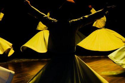 découvrez l'univers fascinant des derviches tourneurs, symbole de la tradition soufie. plongez dans leur quête spirituelle à travers des danses envoûtantes et une musique mystique qui transcende les frontières de l'âme.