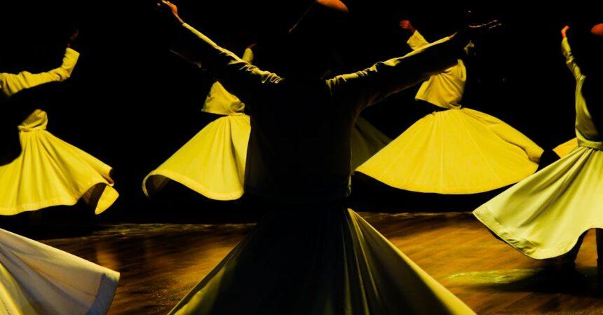 découvrez l'univers fascinant des derviches tourneurs, symbole de la tradition soufie. plongez dans leur quête spirituelle à travers des danses envoûtantes et une musique mystique qui transcende les frontières de l'âme.